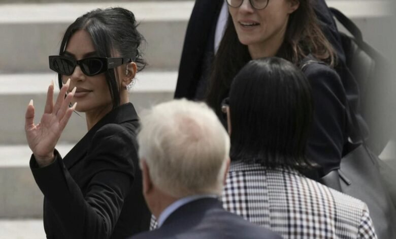 Kim Kardashian testifica en el juicio de robo de París Kim Kardashian testifica en el juicio de robo de París