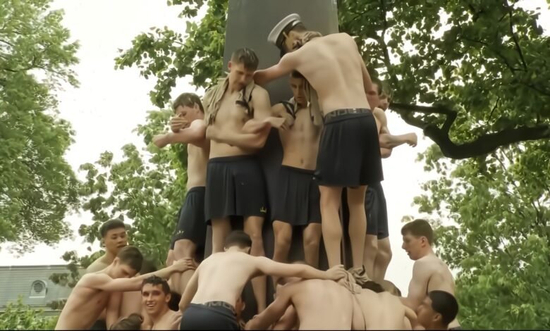 Video. Escala de estudiantes de la Academia Naval de EE. UU. Monumento engrasado en la tradición anual