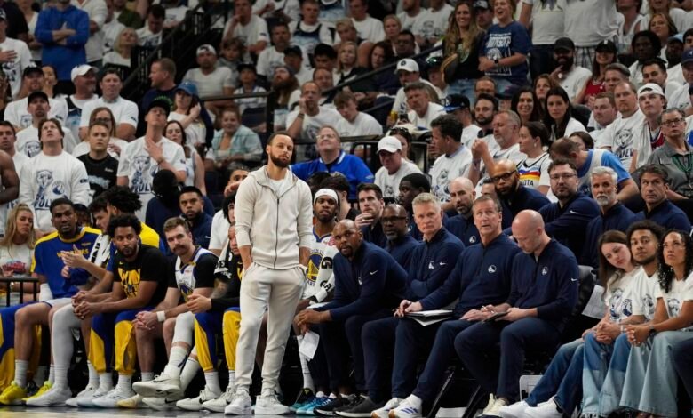 Steph Curry solo puede ver cómo los guerreros se desvanecen de los playoffs Steph Curry solo puede ver cómo los guerreros se desvanecen de los playoffs