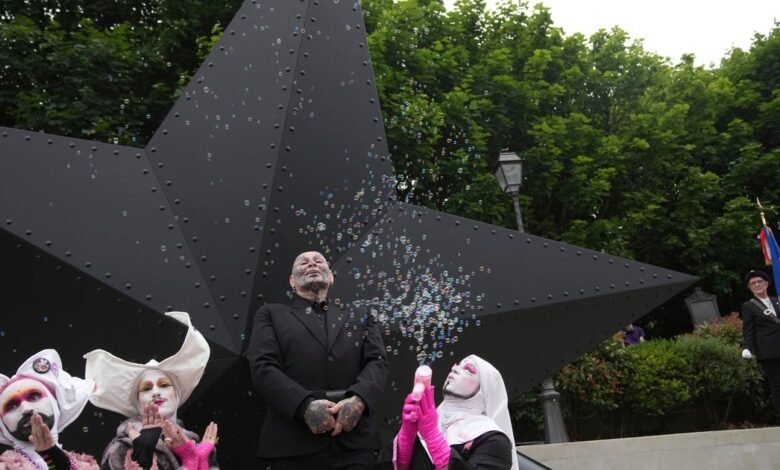 París reveló un monumento a aquellos que son víctimas del LGBTQ del régimen nazi y otra persecución. París reveló un monumento a aquellos que son víctimas del LGBTQ del régimen nazi y otra persecución.