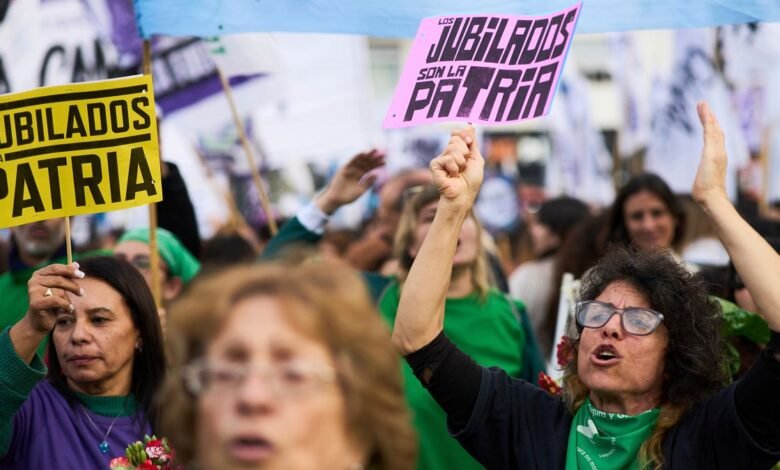 Video. Los manifestantes instan a la reforma cuando Argentina considera un proyecto de ley de emergencia de bienestar