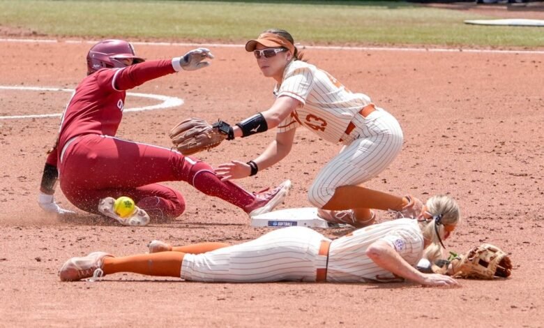 Texas derrotó a Oklahoma para ingresar a las semifinales de WCWS Texas derrotó a Oklahoma para ingresar a las semifinales de WCWS