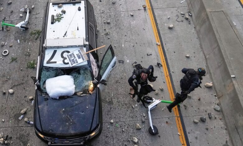 VIDEO: Los manifestantes arrojan rocas a los oficiales de CHP desde La Freeway Bridge VIDEO: Los manifestantes arrojan rocas a los oficiales de CHP desde La Freeway Bridge