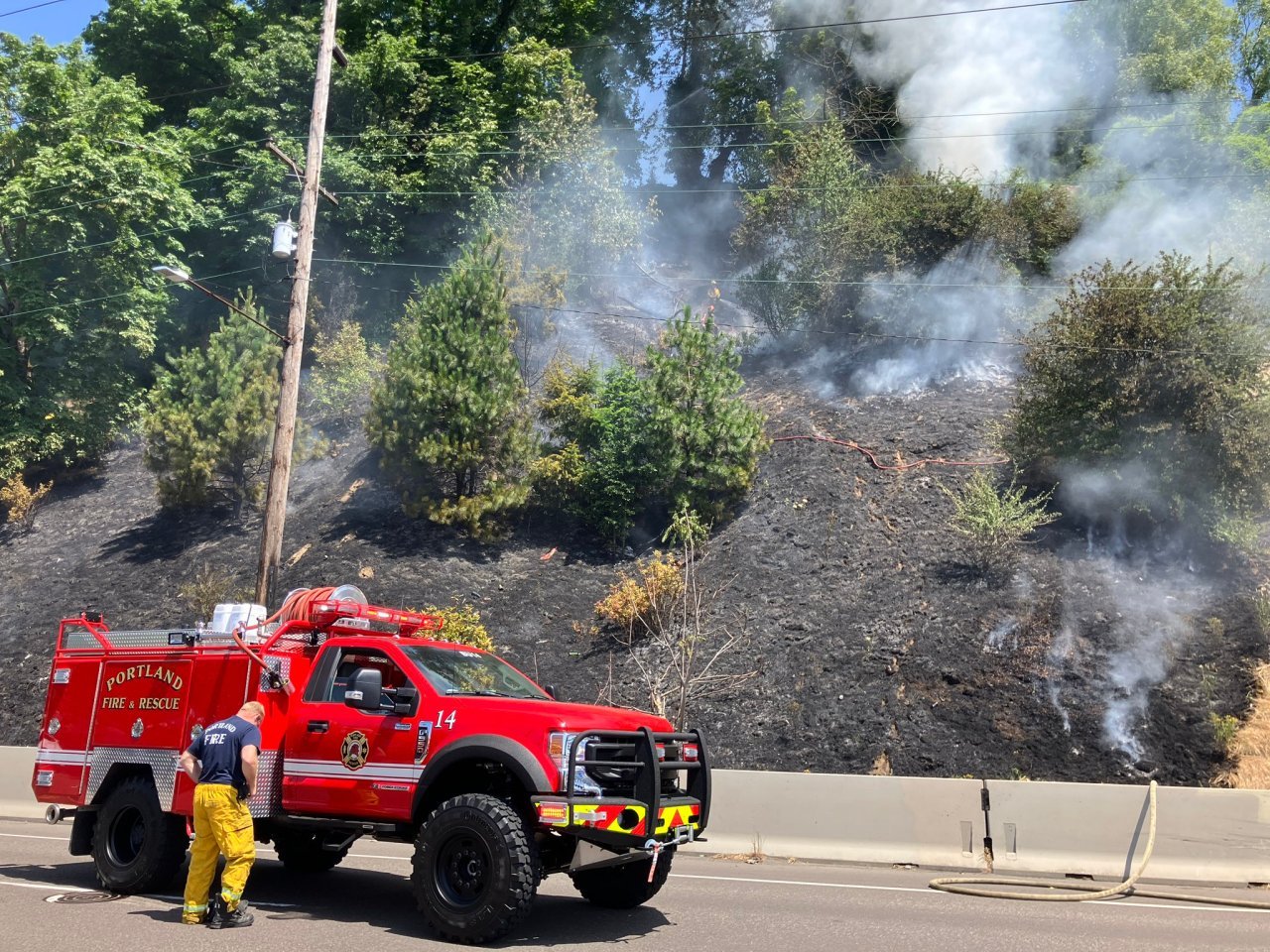 Las tripulaciones extinguen fuego de vegetación en Portland, o