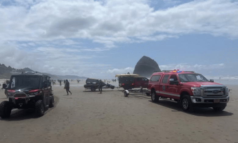 Surfer rescatado después de quedarse varado en la playa india de Oregon Surfer rescatado después de quedarse varado en la playa india de Oregon