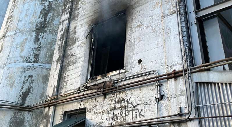 Los trenes de paradas de incendio de 2 alarma cerca del cuarto rosa