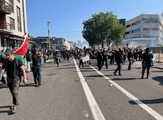 2 acusado de agredir a los oficiales durante los disturbios cerca del edificio de Ice Portland 2 acusado de agredir a los oficiales durante los disturbios cerca del edificio de Ice Portland