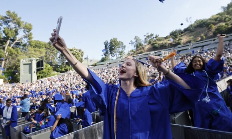 El estadio de Pali High se quemó. Su graduación de Hollywood Bowl es agridulce El estadio de Pali High se quemó. Su graduación de Hollywood Bowl es agridulce