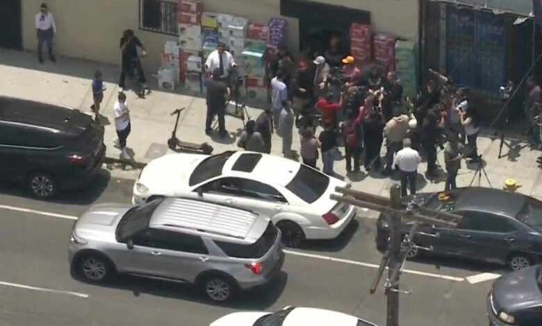 Los agentes federales usan vehículos para atrapar y arrestar al conductor en Boyle Heights, dejando atrás a los niños y pasajeros Los agentes federales usan vehículos para atrapar y arrestar al conductor en Boyle Heights, dejando atrás a los niños y pasajeros