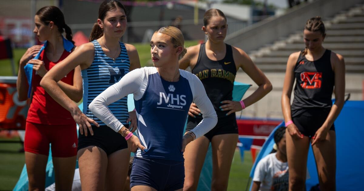 California demanda al Departamento de Justicia por exigir que las escuelas prohíban a los atletas trans