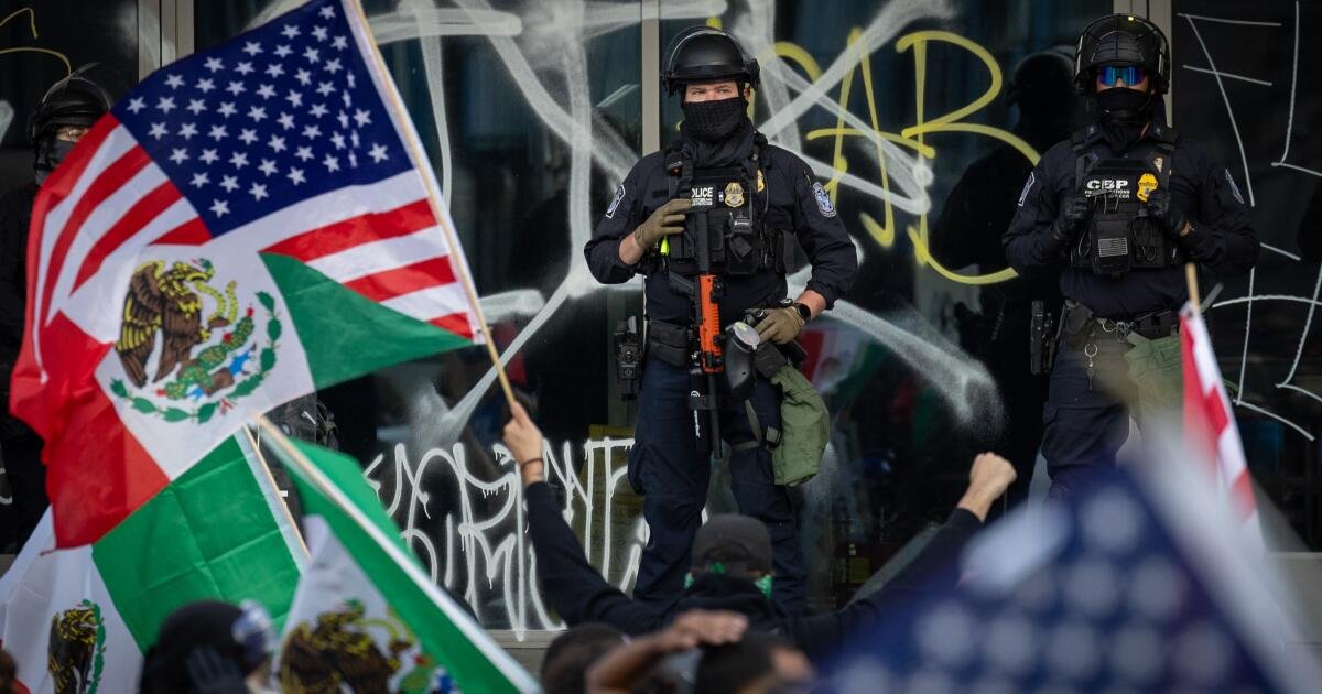 330 inmigrantes detenidos en el sur de California desde el viernes, dice el portavoz de la Casa Blanca.