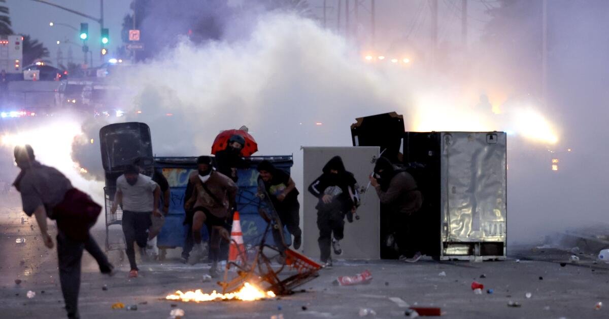 Los manifestantes de Los Ángeles enfrentan cargos federales por presuntamente empujando a los agentes que impiden