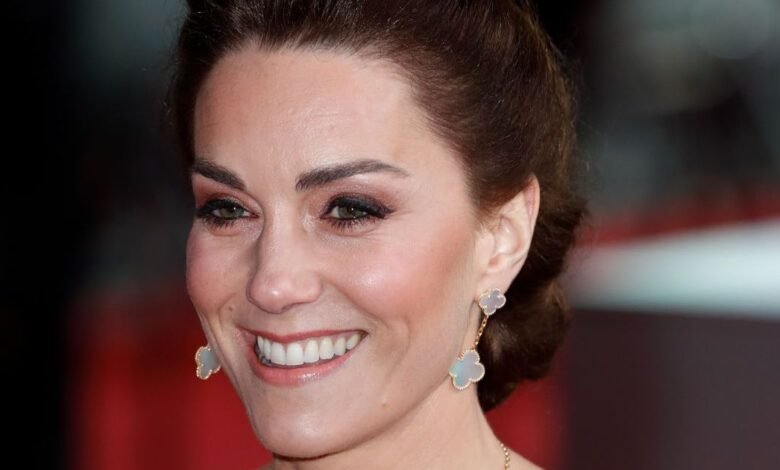 ‘Tengo un par de pendientes de trébol de 20 dólares que se parecen a la pareja de diseñadores de Kate Middleton’ ‘Tengo un par de pendientes de trébol de 20 dólares que se parecen a la pareja de diseñadores de Kate Middleton’
