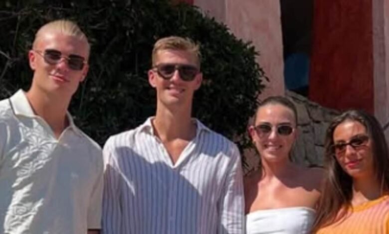 Erling Haaland trata a su novia Isabel Haugseng a una bolsa Hermes Himalaya Birkin con un valor de £ 330,000 en sus lujosas vacaciones de verano. Erling Haaland trata a su novia Isabel Haugseng a una bolsa Hermes Himalaya Birkin con un valor de £ 330,000 en sus lujosas vacaciones de verano.