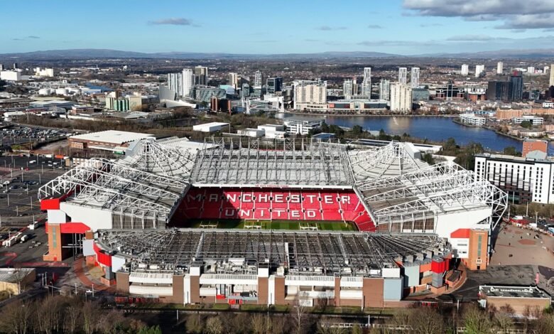 El duro clima amenazó con reducir los planes antes de la temporada, Lord Coe buscó evaluar la inversión en £ 2 mil millones de la reconstrucción de Old Trafford, y un día reabrió a Carrington nuevamente. El duro clima amenazó con reducir los planes antes de la temporada, Lord Coe buscó evaluar la inversión en £ 2 mil millones de la reconstrucción de Old Trafford, y un día reabrió a Carrington nuevamente.