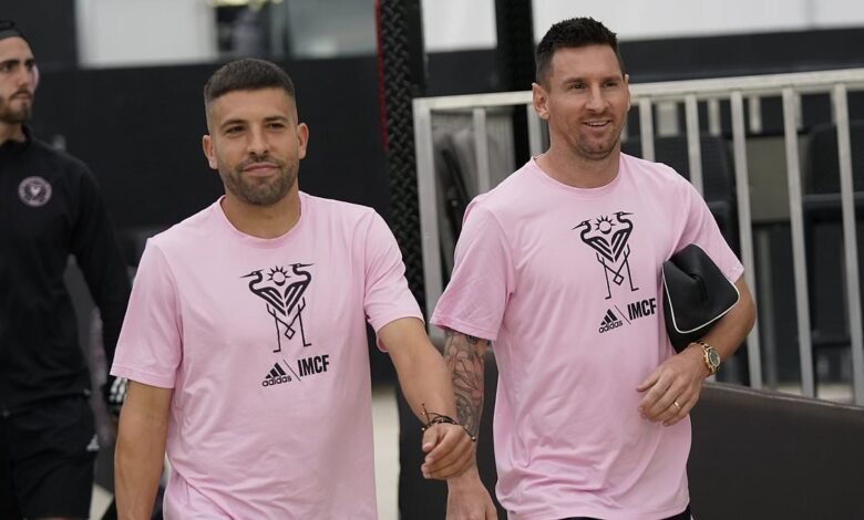 Lionel Messi se fue ‘extremadamente triste’ después de elegir una extraña prohibición de la MLS, como la estrella del Inter Miami y su compañera de equipo Jordi Alba con el sistema de suspensión ‘Draconia’