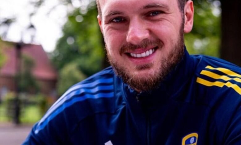 Leeds United confirmó la transferencia de 15.6 millones de libras por el portero Lucas Perri de Lyon, con el nuevo número 1 de Daniel Farke puede lanzar la pelota 50 metros