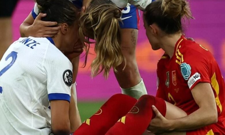 Momento emocional Las consolas de bronce Lucy Friend y Spain Star Ona Batlle después de las finales del Euro.
