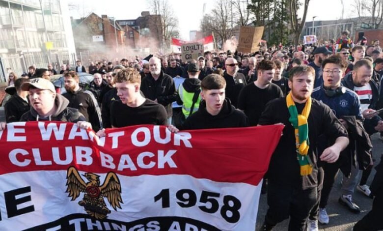 Man United prepara las protestas de muchos fanáticos en el contexto de la ira por un nuevo plan controvertido sobre cobrar a los seguidores hasta £ 4,000 por el boleto de temporada de ‘licencia’, ¡ni siquiera garantizarles un asiento!