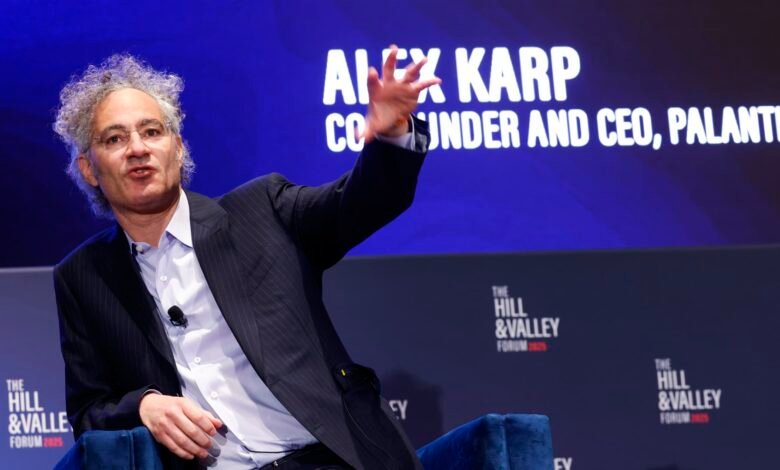 Palantir saltó todo el tiempo, convirtiéndose en la vigésima compañía más valiosa en los Estados Unidos. Palantir saltó todo el tiempo, convirtiéndose en la vigésima compañía más valiosa en los Estados Unidos.