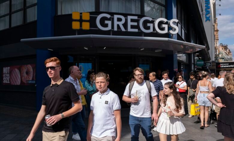 Los vendedores de salchichas de Greggs, Gregs se elevan a los éxitos de la onda de calor. Los vendedores de salchichas de Greggs, Gregs se elevan a los éxitos de la onda de calor.
