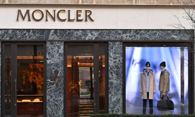 Moncler aumenta el precio impositivo puede posponer la apertura de la tienda si la recesión económica es peor. Moncler aumenta el precio impositivo puede posponer la apertura de la tienda si la recesión económica es peor.