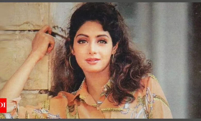 El director de Chalbaz alegó que Ram Gopal Verma obligó a Sridevi a perder peso: “Se ha quedado inconsciente, le ha golpeado la cabeza y ha perdido los dientes”. El director de Chalbaz alegó que Ram Gopal Verma obligó a Sridevi a perder peso: “Se ha quedado inconsciente, le ha golpeado la cabeza y ha perdido los dientes”.