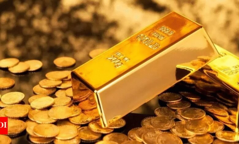 Tasa de oro hoy: Gold Falls Rs 500 a Rs 98,020/10 g en Delhi; Silver slips Rs 1,000 en medio de los miedos de tarifas.