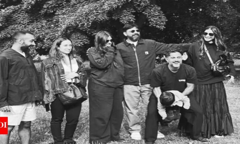 Ria Kapoor ha compartido un sincero flash de las vacaciones de Londres con Sonam Kapoor, VIU y su familia. Ria Kapoor ha compartido un sincero flash de las vacaciones de Londres con Sonam Kapoor, VIU y su familia.