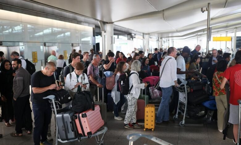 Más de 120 vuelos hacia y desde los aeropuertos del Reino Unido cancelados debido a un fallo técnico Más de 120 vuelos hacia y desde los aeropuertos del Reino Unido cancelados debido a un fallo técnico