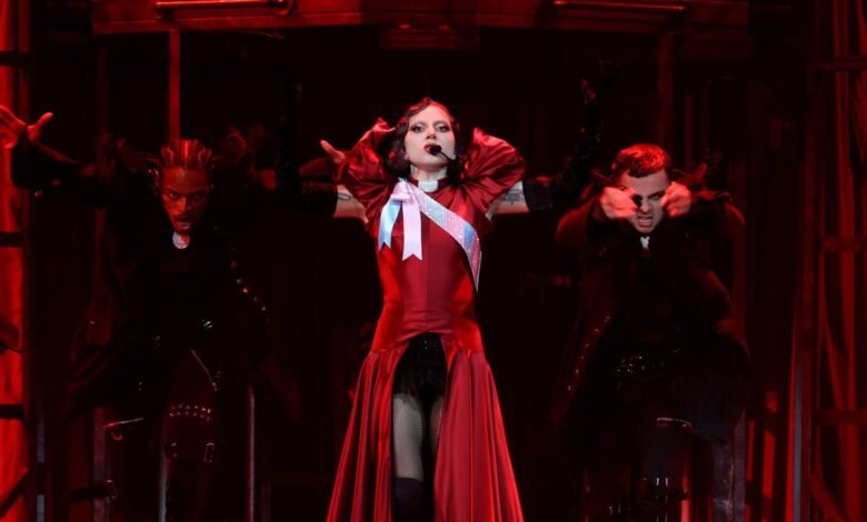 Lady Gaga usa un tanque de bandera en la gira Mayhem Ball.