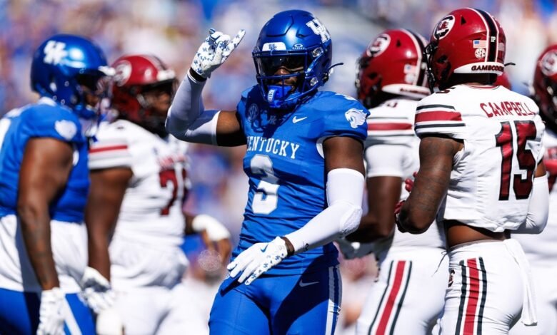 Kentucky LB Alex Afari Jr. persiguiendo a los vecinos en la persecución del fútbol múltiple