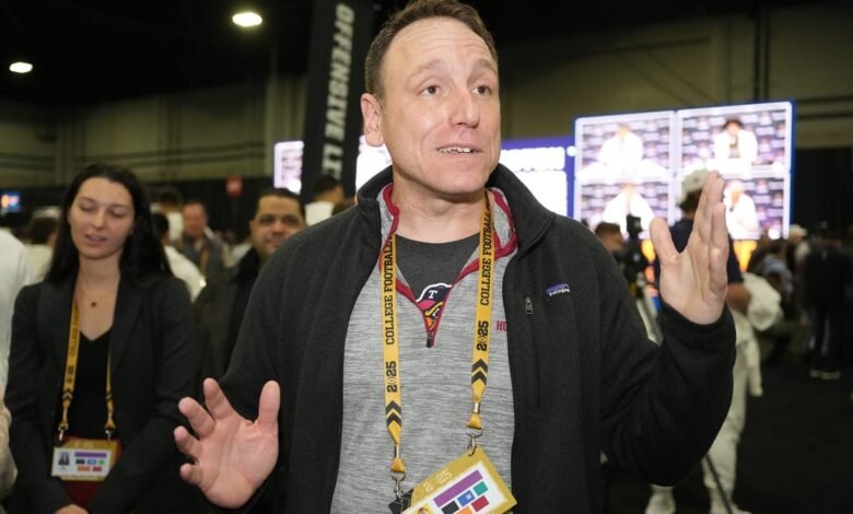 A Joey Chestnut le encanta comer y beber de regreso al perro caliente de Nathan