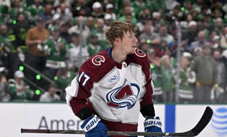 Avalanche F Parker Kelly Signs para extenderse 4 años Avalanche F Parker Kelly Signs para extenderse 4 años