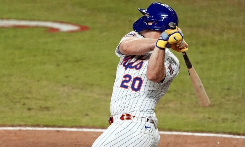 Pete Alonso (manos) de Mets fuera de la alineación inicial en comparación con los rojos