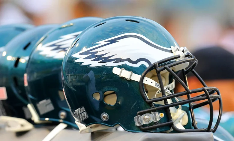 Rookie Eagles se está dando la vuelta en el campo de entrenamiento Rookie Eagles se está dando la vuelta en el campo de entrenamiento