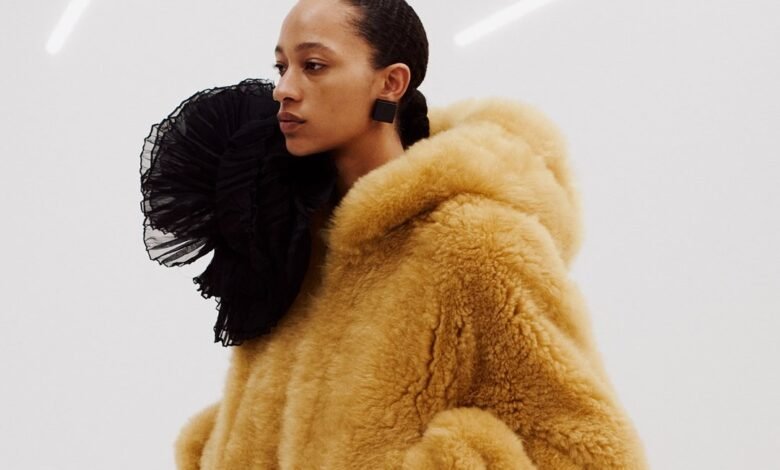 La D de Phoebe Philo es toda la textura y la precisión La D de Phoebe Philo es toda la textura y la precisión