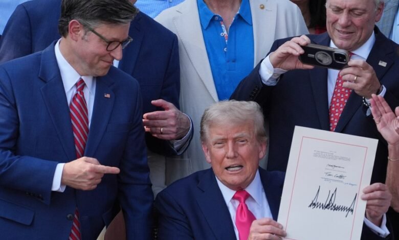 Trump firma su factura de recorte de impuestos y gastos en la Casa Blanca 4 de julio Picnic Trump firma su factura de recorte de impuestos y gastos en la Casa Blanca 4 de julio Picnic