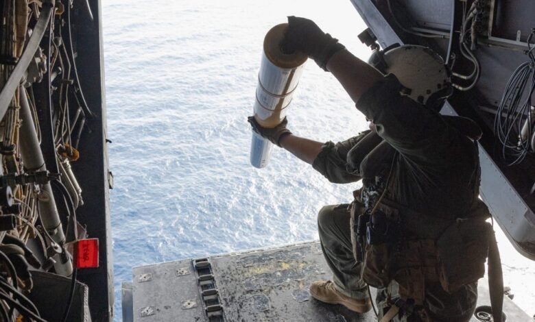 Los marines estadounidenses están cazando debajo del bote. Los marines estadounidenses están cazando debajo del bote.