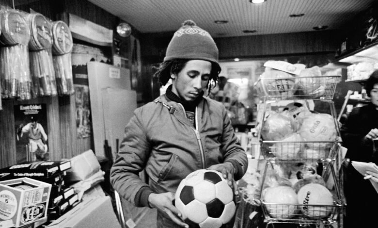 La vida y los tiempos de Dennis Morris, el hombre detrás de algunas de las fotografías más famosas de la música