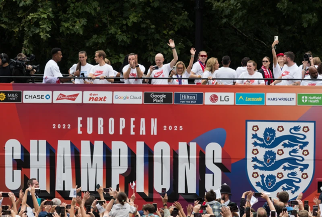 Celebra el título femenino de la Eurocopa 2025 con la victoria del desfile – Sport Grill