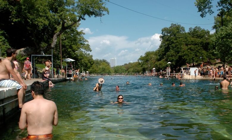 Una mujer mutante y sus amigos atacaron violentamente un agujero de natación en Austin Una mujer mutante y sus amigos atacaron violentamente un agujero de natación en Austin