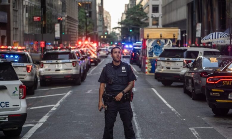 El tiroteo de muchas armas en el área central de negocios sacude a al menos 4 personas. El tiroteo de muchas armas en el área central de negocios sacude a al menos 4 personas.
