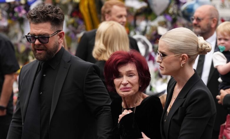 ¿Quién participó en el funeral de Oz Osburn? Celebridad, familia y más – Hollywood Life ¿Quién participó en el funeral de Oz Osburn? Celebridad, familia y más – Hollywood Life