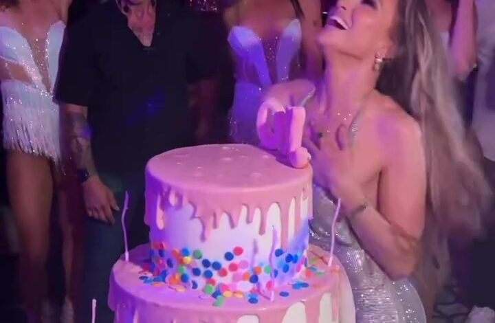 J-L Silver Wardrobe se sorprende de bailar alrededor del enorme pastel para celebrar el 56 cumpleaños.