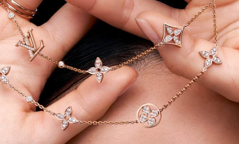 La nueva colección de buen accesorio de Louis Vuitton tiene un poderoso poder de flores. La nueva colección de buen accesorio de Louis Vuitton tiene un poderoso poder de flores.