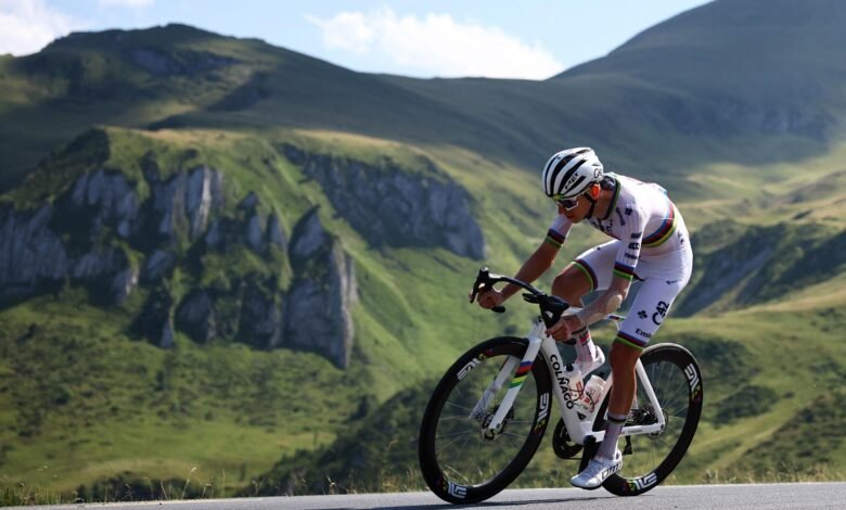 Tadej Pogacar ocupa una camisa amarilla en el Tour de Francia
