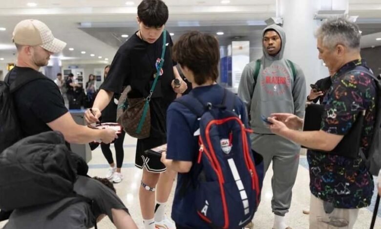 La selección del draft de la primera ronda de Trail Blazers, Yang Hansen, se reunió con fanfarria en la NBA Summer League La selección del draft de la primera ronda de Trail Blazers, Yang Hansen, se reunió con fanfarria en la NBA Summer League