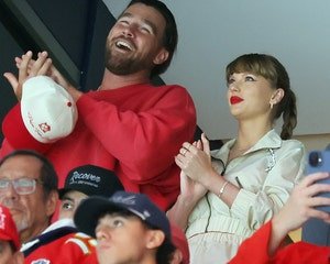 Travis Celsi bromea que usa ‘nada más que corbata’ cuando Taylor Swift ‘llega a casa’