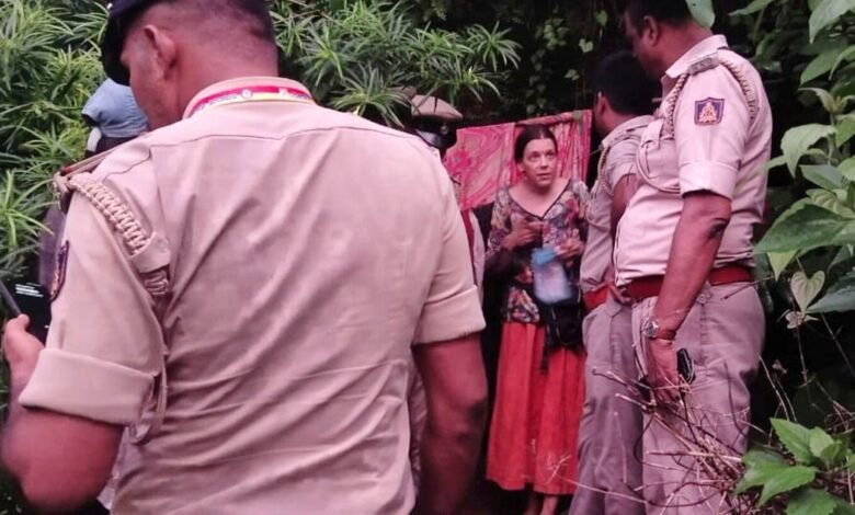 La madre rusa y dos mujeres jóvenes que viven en una cueva de rango largo en una serpiente que está llena de serpientes en la India.
